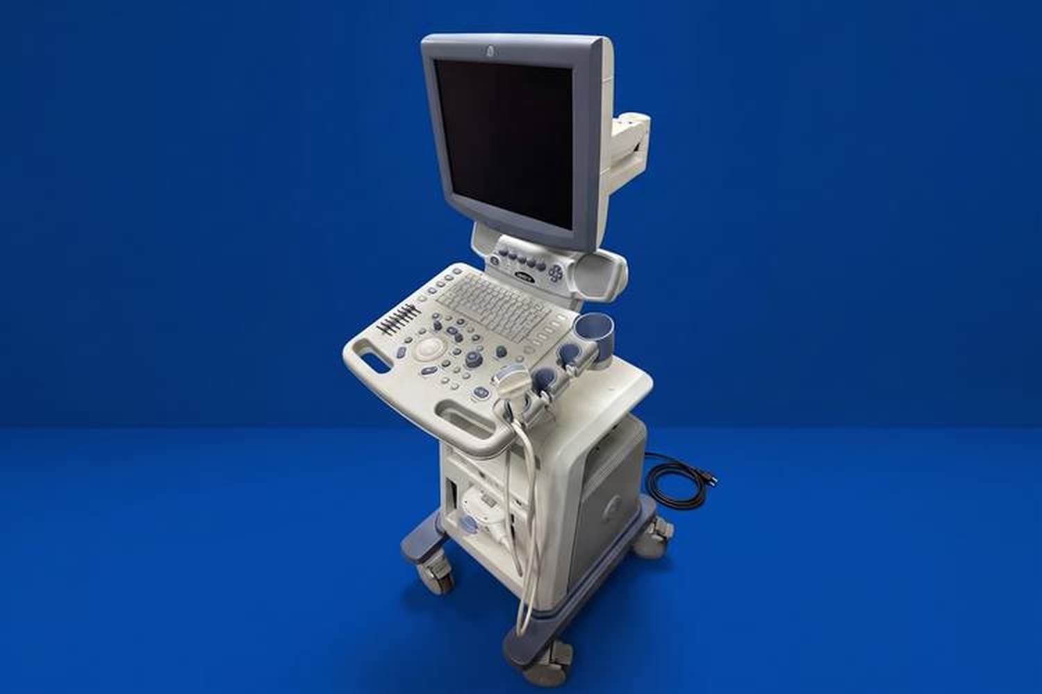 GE LOGIQ P5 seen from the front and side
