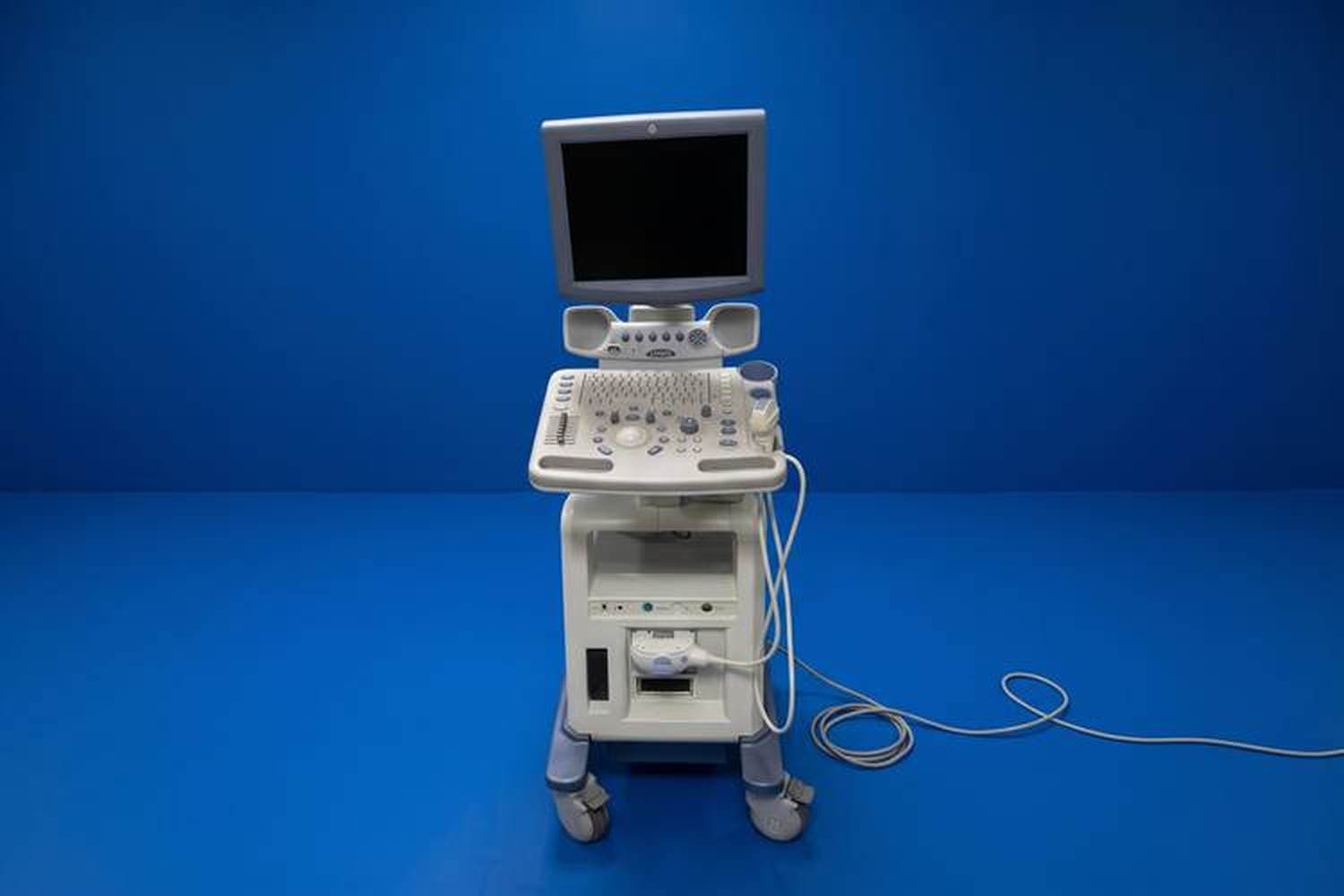 GE LOGIQ P5 from the front, monitor and control panel
